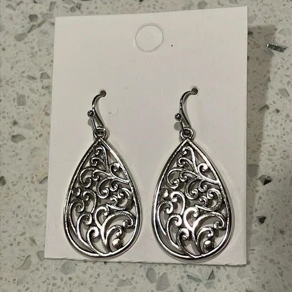 NWT Fashion Jewelry Vintage Teardrop Earrings - Picture 1 of 2